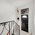 Modern Apartment With Parking & Prime Location