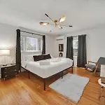 Modern Apartment With Parking & Prime Location