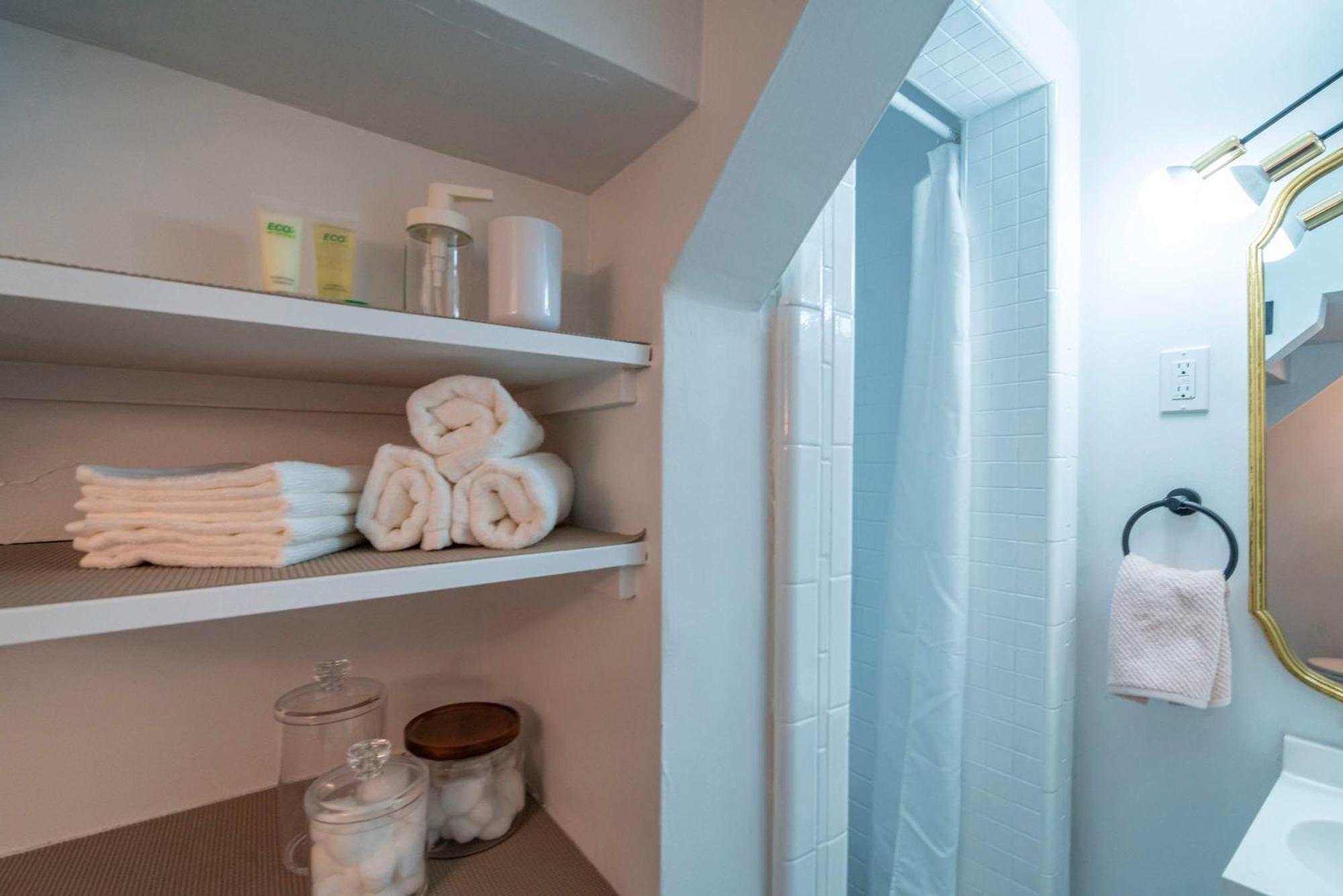 Modern With Parking & Prime Location * Louisville