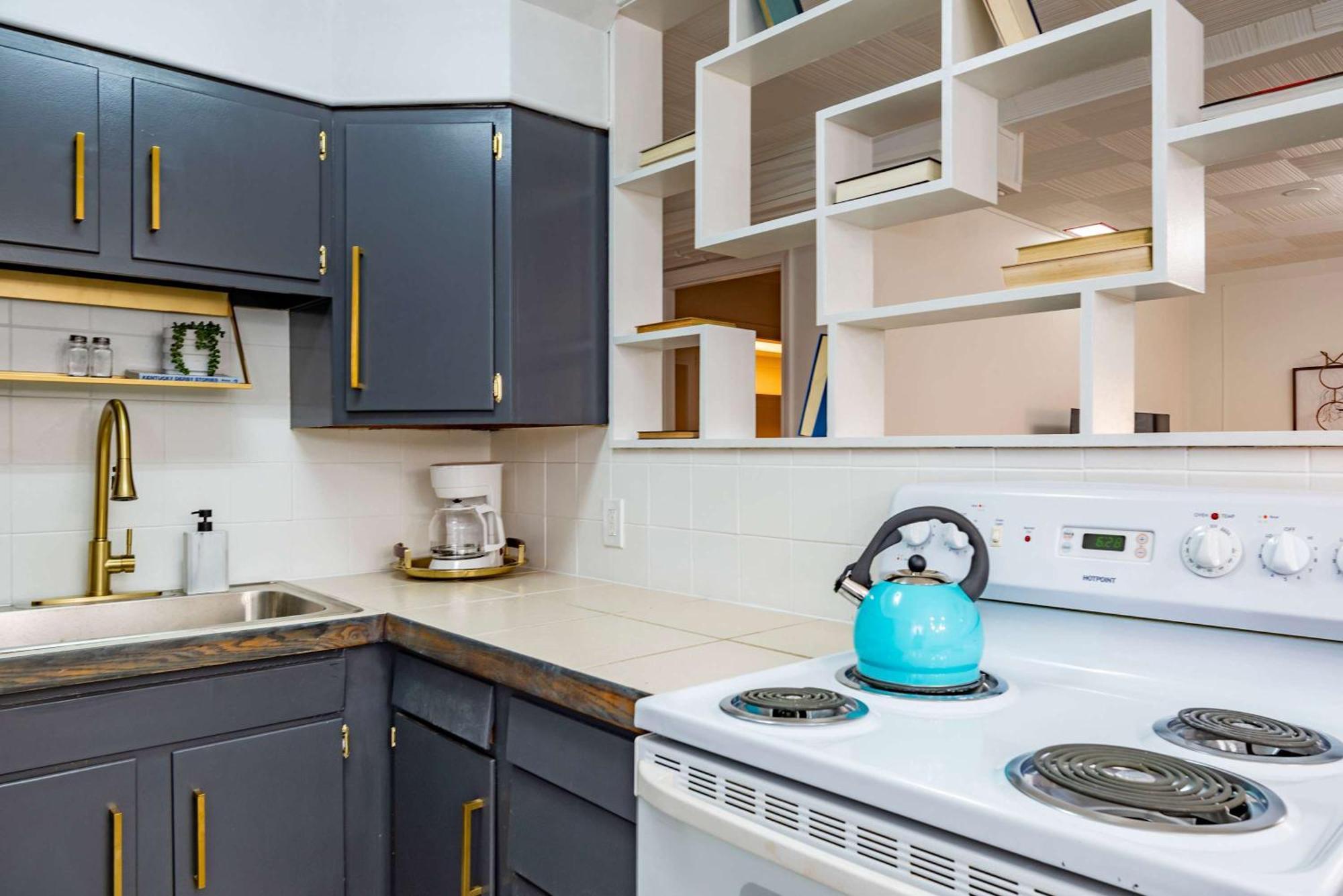 Modern With Parking & Prime Location Apartment