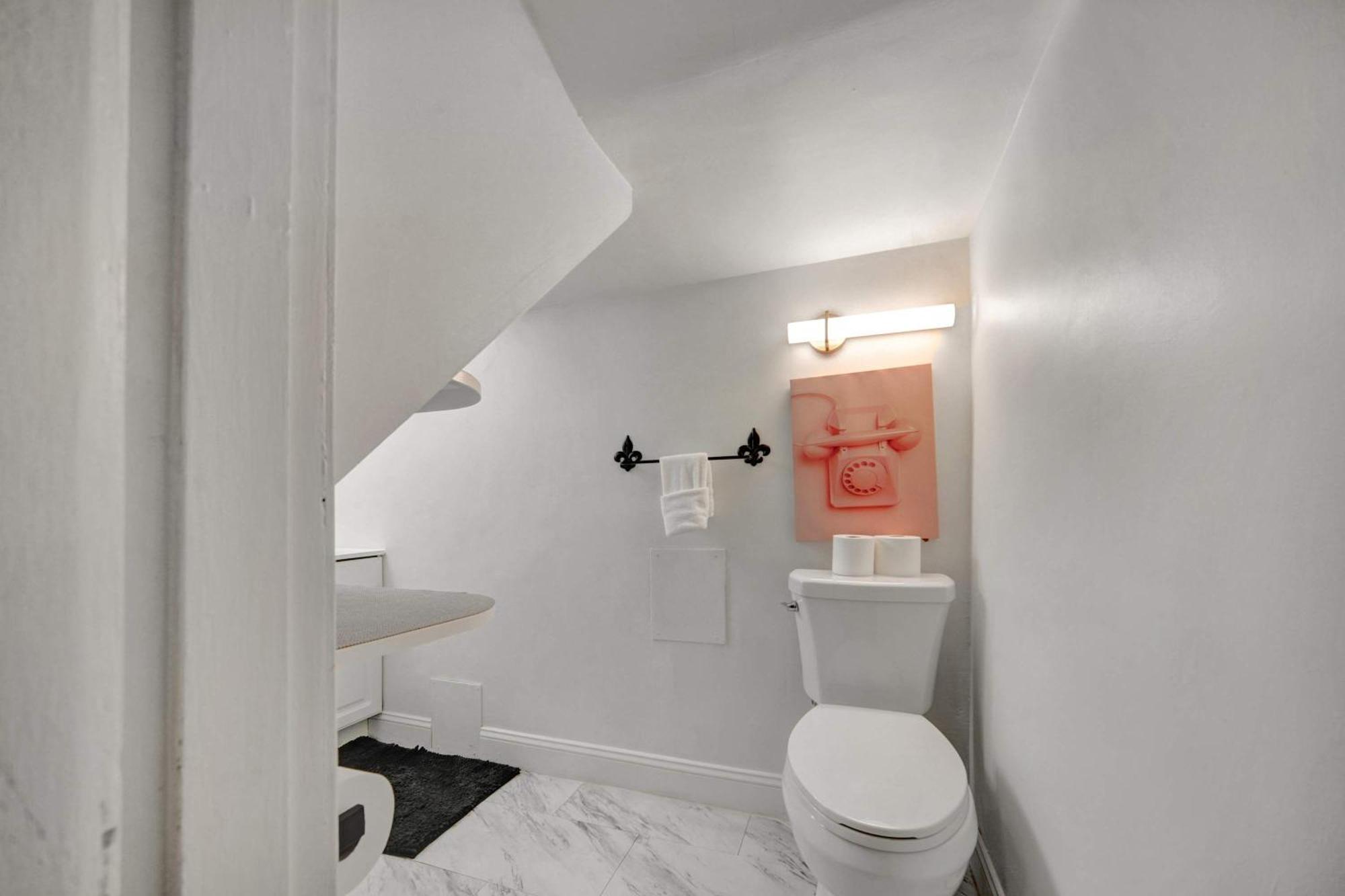 Modern With Parking & Prime Location * Louisville