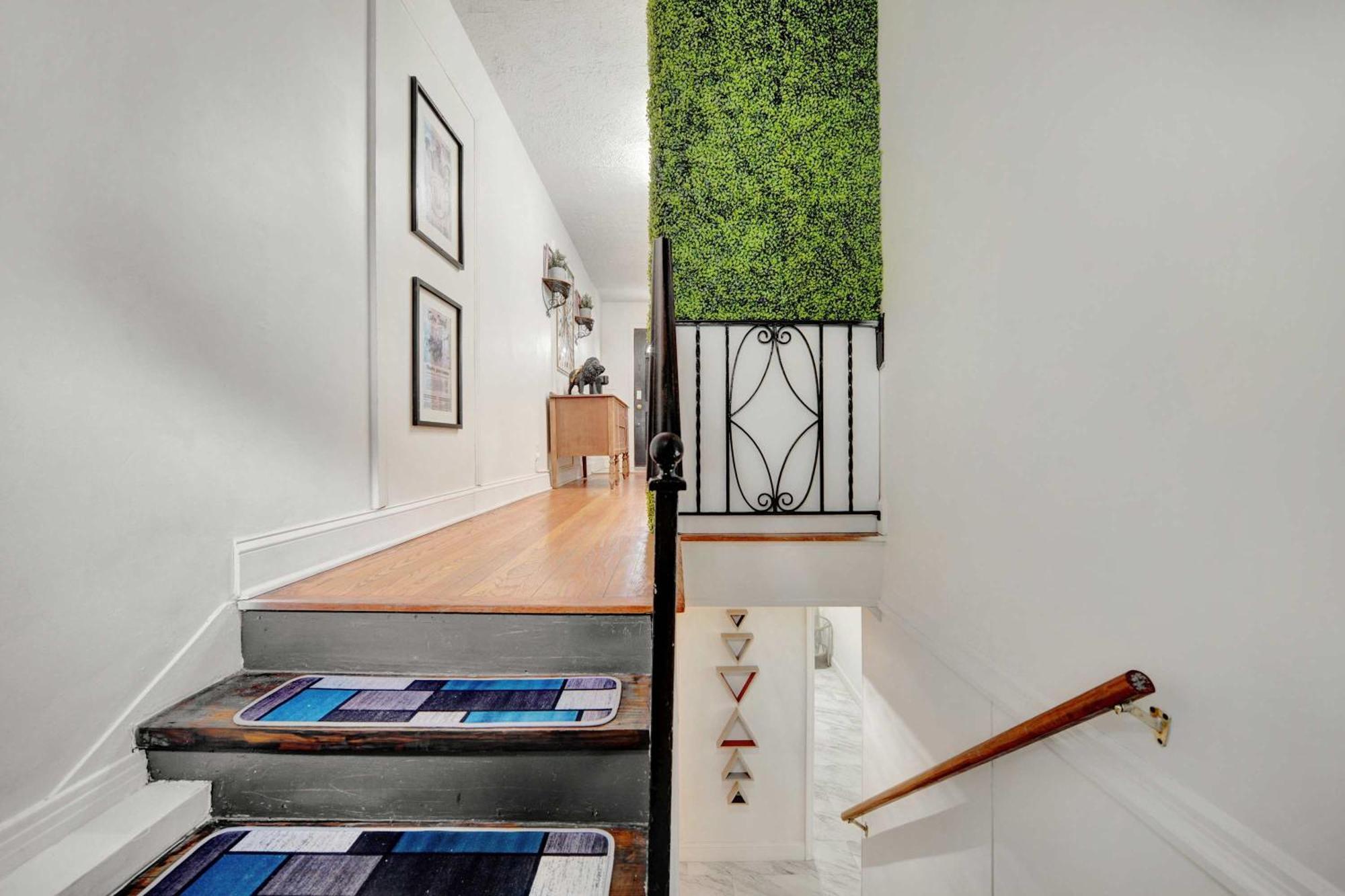 Apartment Modern With Parking & Prime Location *
