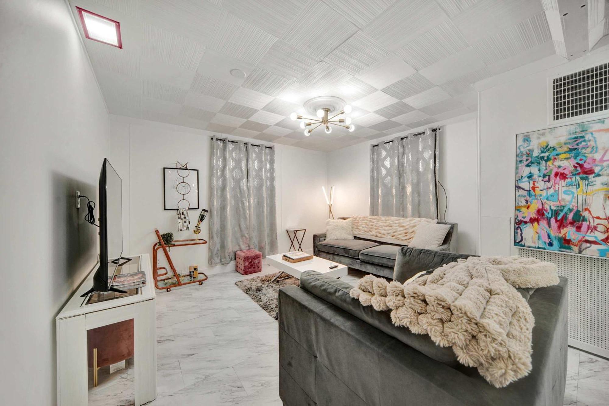 Apartment Modern With Parking & Prime Location *