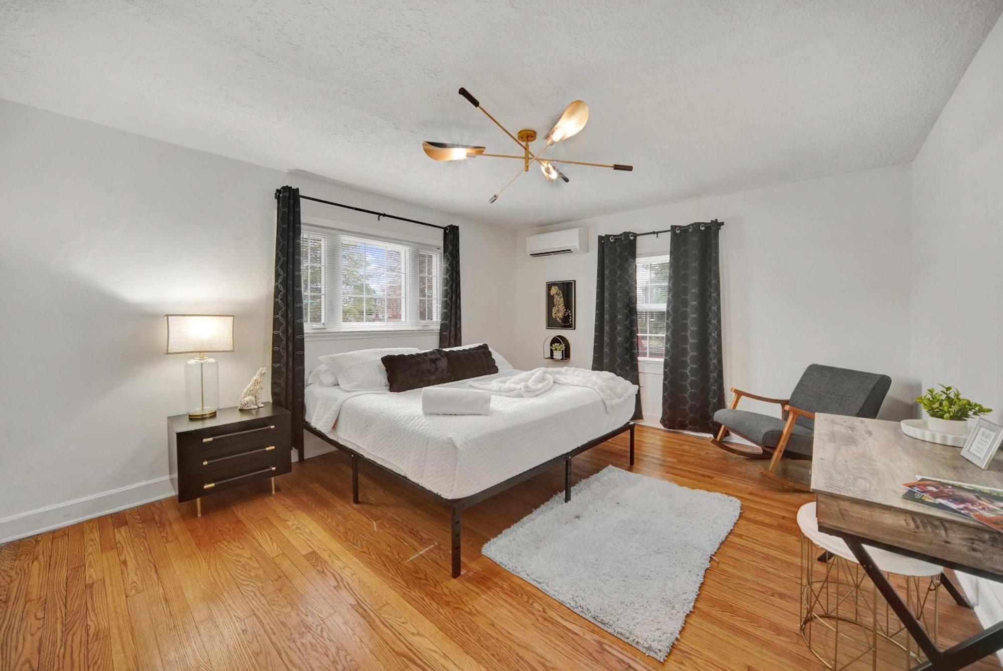 Modern With Parking & Prime Location * Louisville