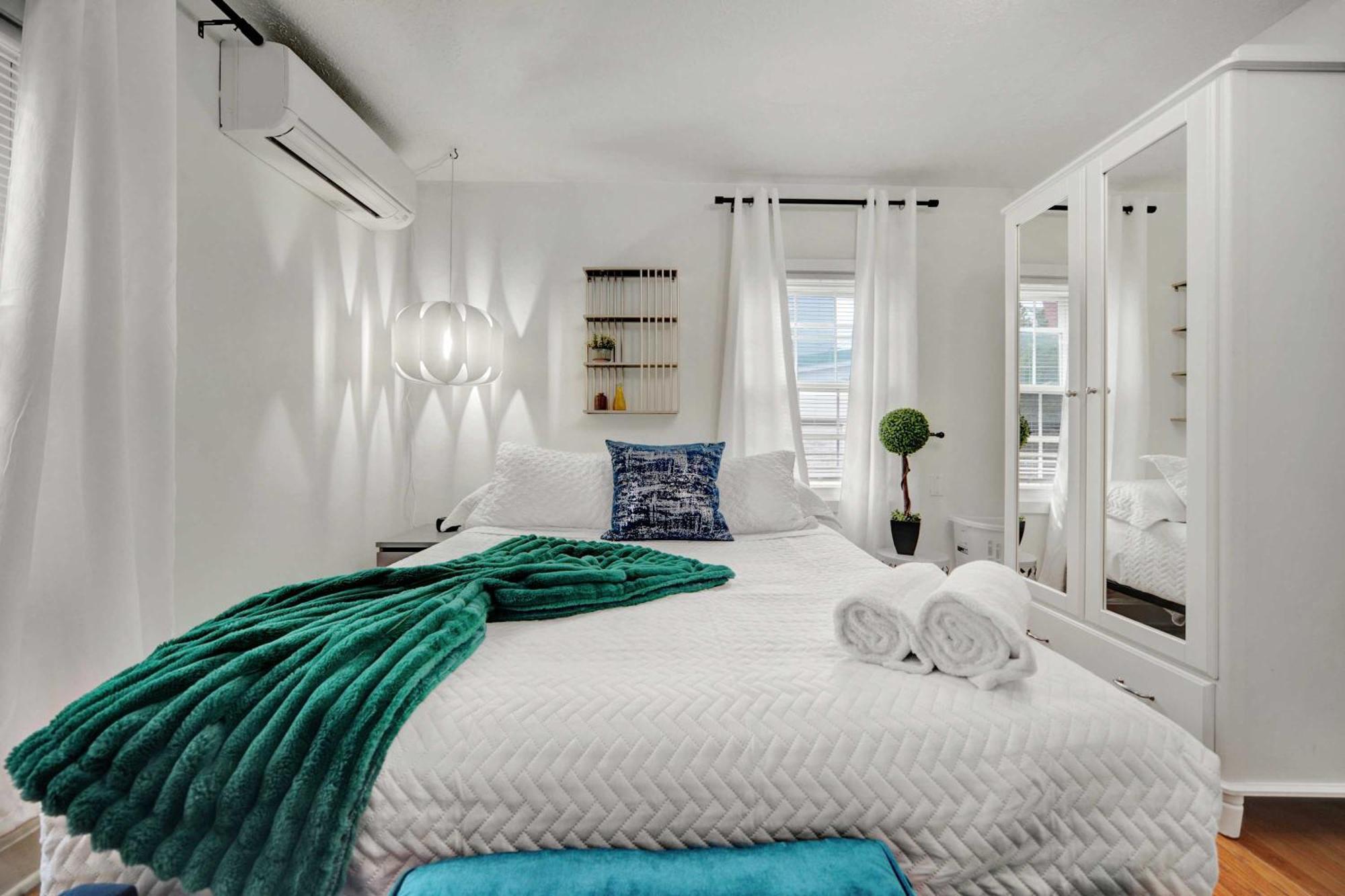 Modern With Parking & Prime Location Apartment