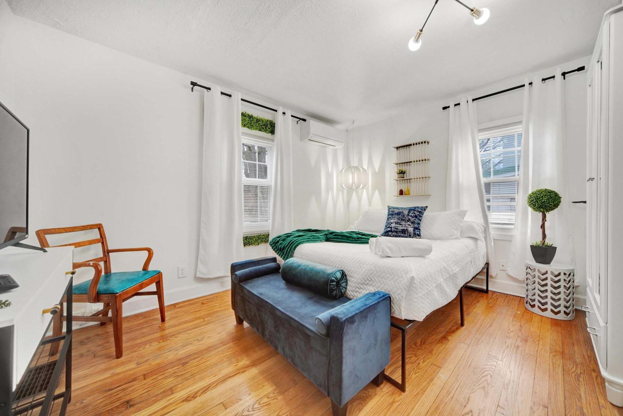 Apartment Modern With Parking & Prime Location