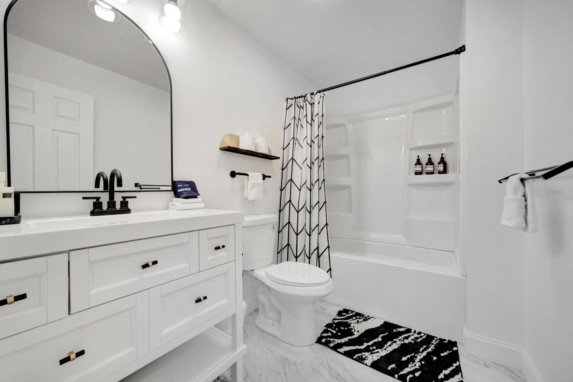 Modern With Parking & Prime Location * Louisville